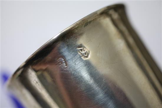 A William III silver beaker, 102 grams.
